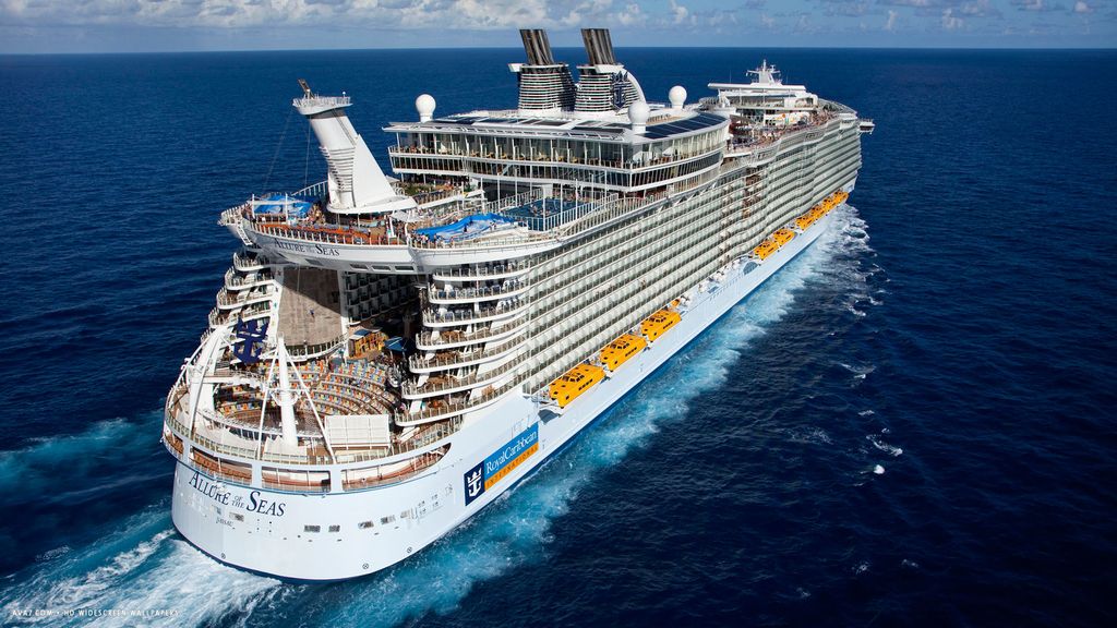 L'Allure of the Seas vu du ciel. On distingue l'ouverture à l’arrière et qui se prolonge jusqu'au milieu du navire, unique en son genre. (crédit luxuryretail.co.uk).