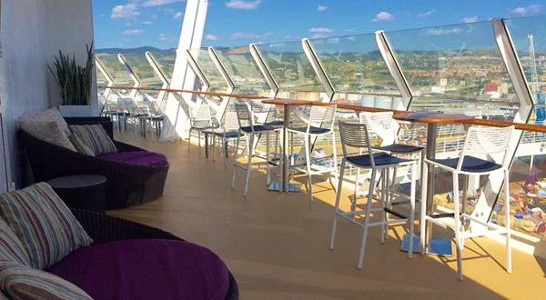 Pour les VIPs, le Suite Sun Deck domine le pont supérieur et offre des canapés bien confortables (crédit photo Cruise Critics)