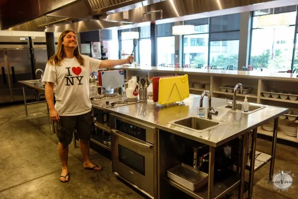 Sylvain et la cuisine commune géante de l'hostel. Il faut dire qu'il y a 600 lits... Sylvain et la cuisine commune géante de l'hostel. Il faut dire qu'il y a 600 lits...