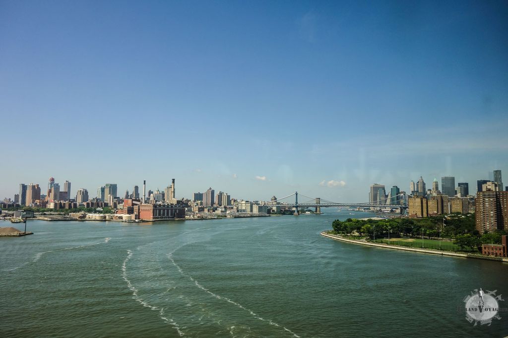 En quittant New York, nous avons de belles vues sur Manhattan. En quittant New York, nous avons de belles vues sur Manhattan.