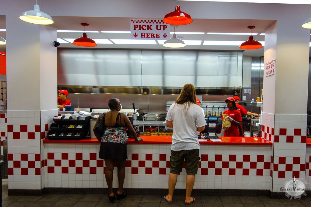 Oh non, on est tombé sur un Five Guys. Encore oui. Mais c'est tellement bon ! Oh non, on est tombé sur un Five Guys. Encore oui. Mais c'est tellement bon !
