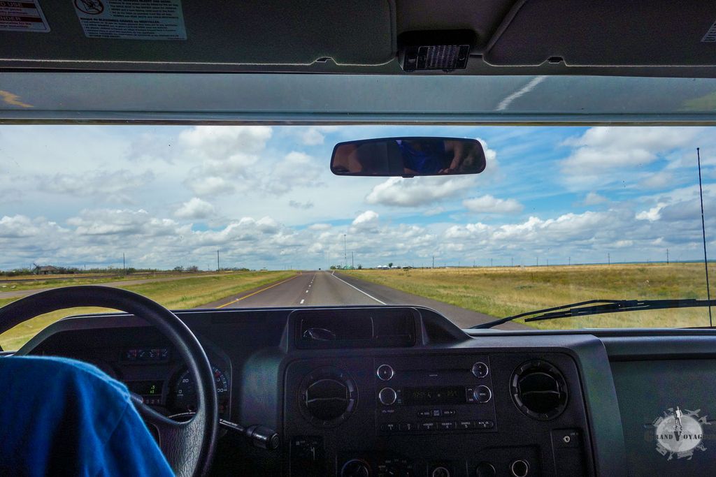 C'est parti, la route est droite. C'est parti, la route est droite.