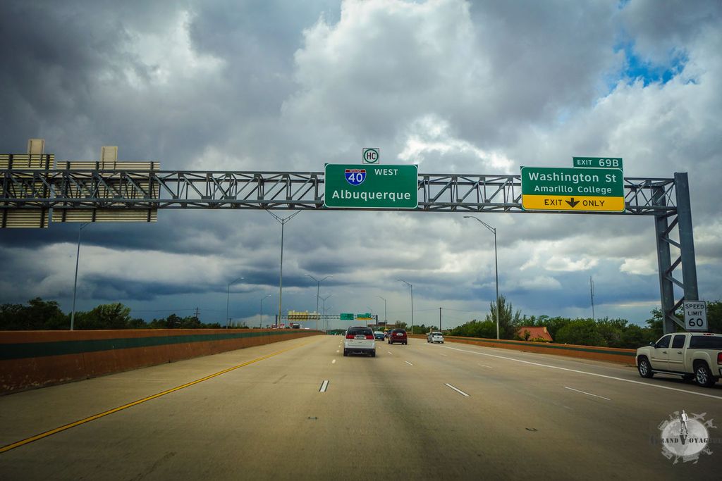 Enfin Albuquerque est annoncé au dessus d'une route (droite). Enfin Albuquerque est annoncé au dessus d'une route (droite).