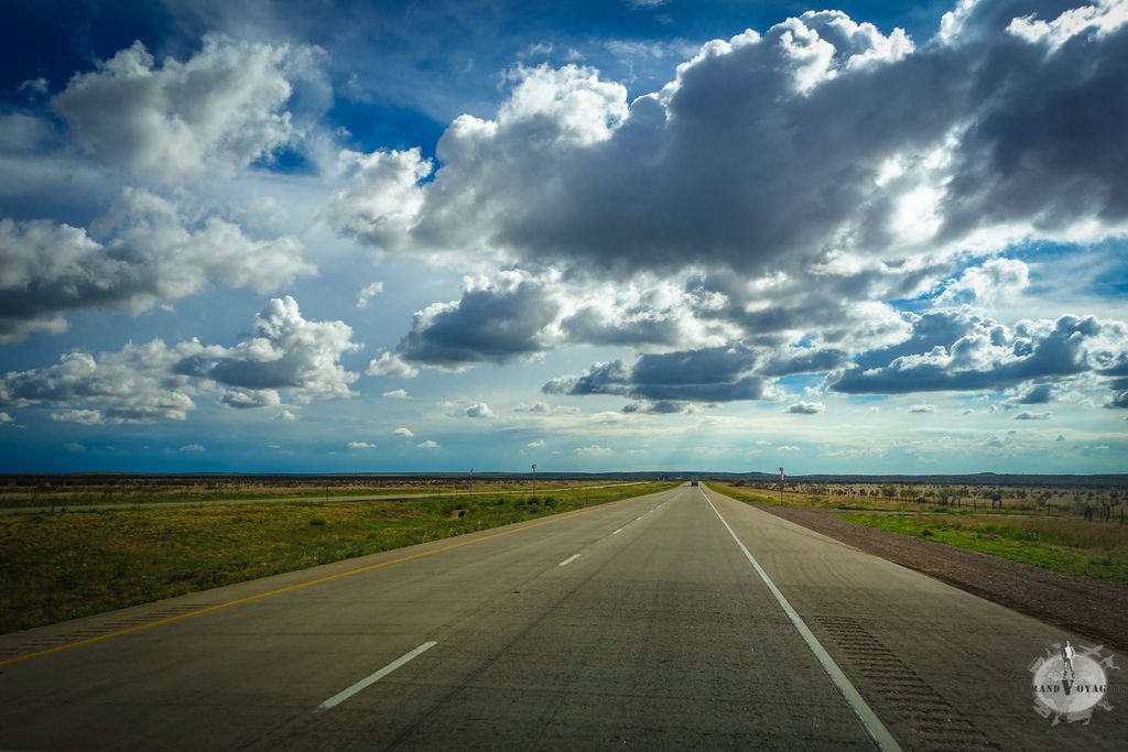 La route est toujours droite. La route est toujours droite.