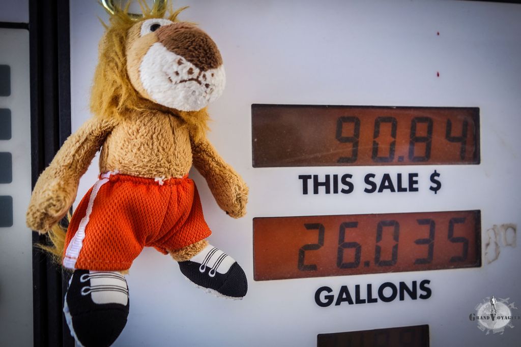 T-Chat surveille le plein d'essence et n'est pas rassuré... T-Chat surveille le plein d'essence et n'est pas rassuré...