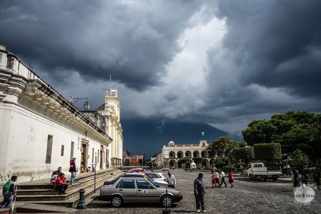 A droite, le Parque Central ombragé et agréable. A gauche, la cathédrale. Au fond dans les nuages, le Volcán de Agua surveille la ville. A droite, le Parque Central ombragé et agréable. A gauche, la cathédrale. Au fond dans les nuages, le Volcán de Agua surveille la ville.