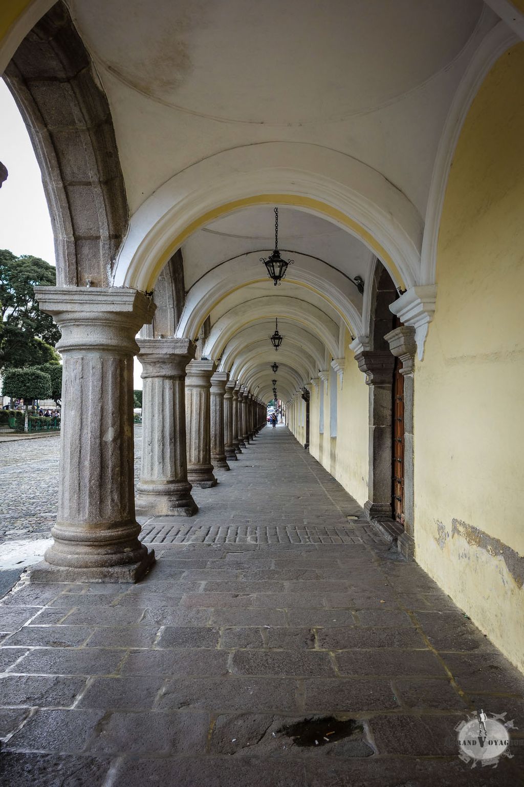 Sous les arches bordant Parque Central Sous les arches bordant Parque Central
