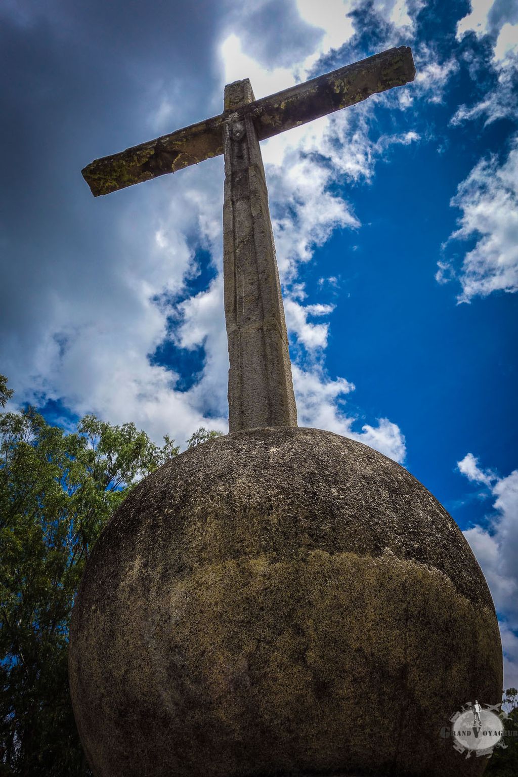 Ici, la religion n'a pas perdu la boule (je sais, je sors). Ici, la religion n'a pas perdu la boule (je sais, je sors).