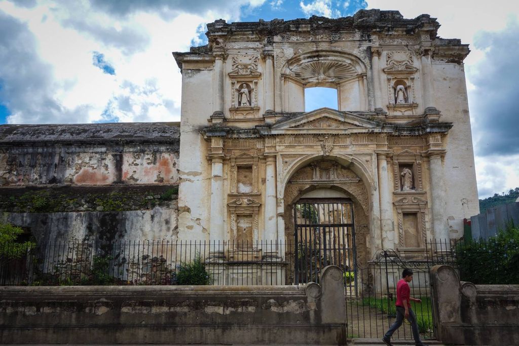 Bâtiment en ruine suite à un tremblement ? Une éruption ? Une inondation ? Je ne sais pas, mais il n'est pas le seul. Bâtiment en ruine suite à un tremblement ? Une éruption ? Une inondation ? Je ne sais pas, mais il n'est pas le seul.