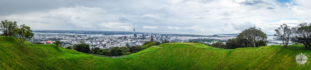 Vue depuis le Mont Eden, le cratère au premier plan, la ville au second. Vue depuis le Mont Eden, le cratère au premier plan, la ville au second.