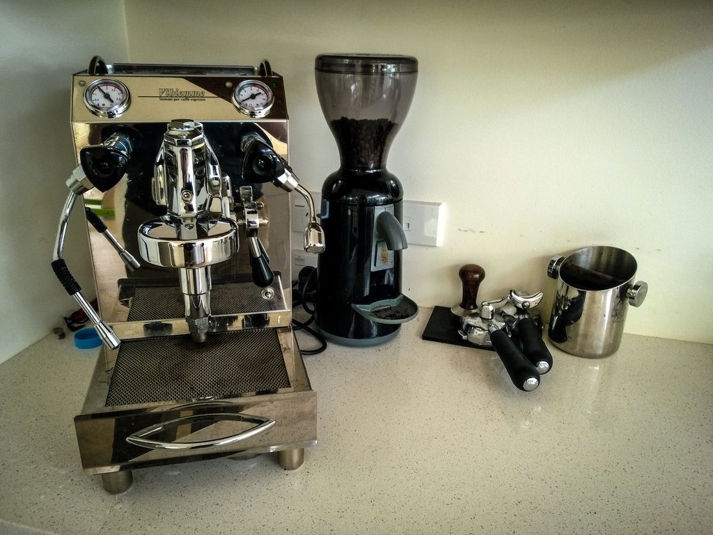 Chez Hannah et Troy, mes amis-hôtes, traîne une machine de compétition italienne, une Vibienne. Chez Hannah et Troy, mes amis-hôtes, traîne une machine de compétition italienne, une Vibienne.