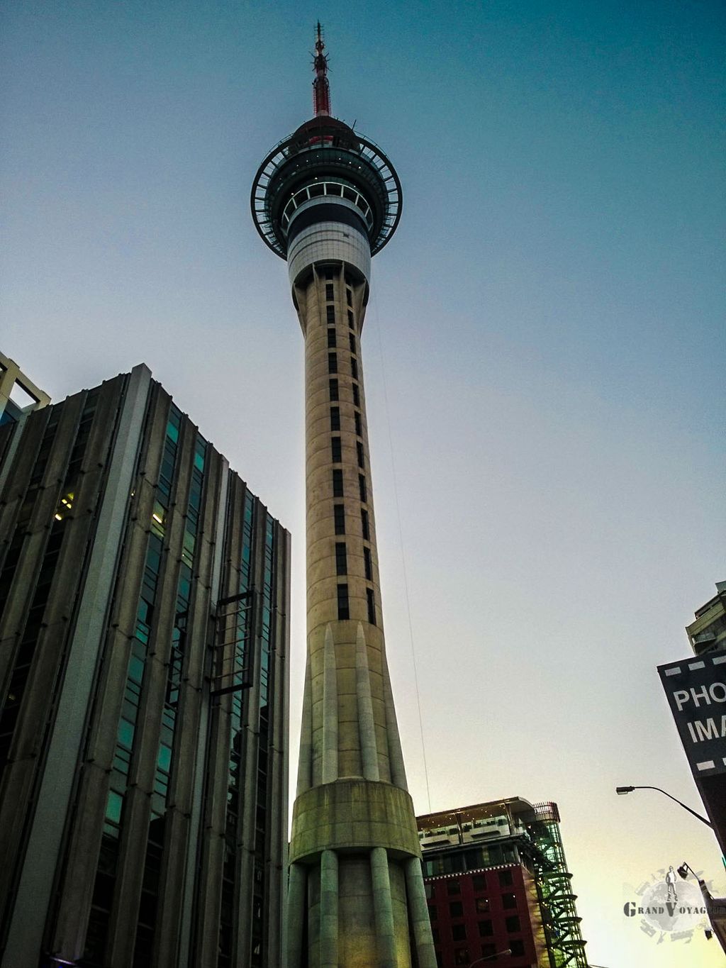 La Sky Tower est le bâtiment emblématique d'Auckland. Dans la boule, un restaurant et une plateforme d'observation. La Sky Tower est le bâtiment emblématique d'Auckland. Dans la boule, un restaurant et une plateforme d'observation.