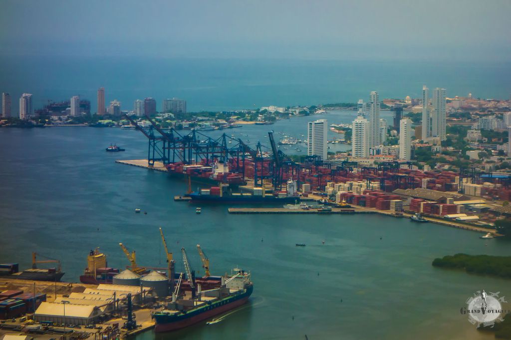 Le port commercial de Carthagène, dans un mois, je monterai dans un de ces cargos ! Le port commercial de Carthagène, dans un mois, je monterai dans un de ces cargos !