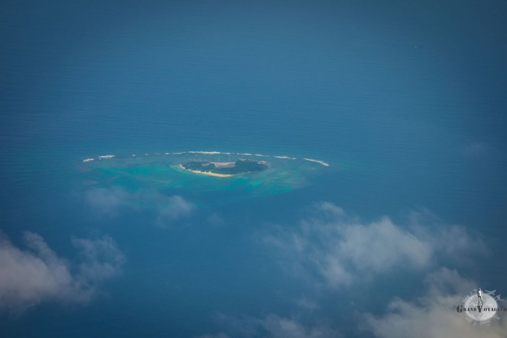 Quelques minutes avant l'atterrissage à Carthagène, un îlot perdu au milieu des caraïbes. Quelques minutes avant l'atterrissage à Carthagène, un îlot perdu au milieu des caraïbes.