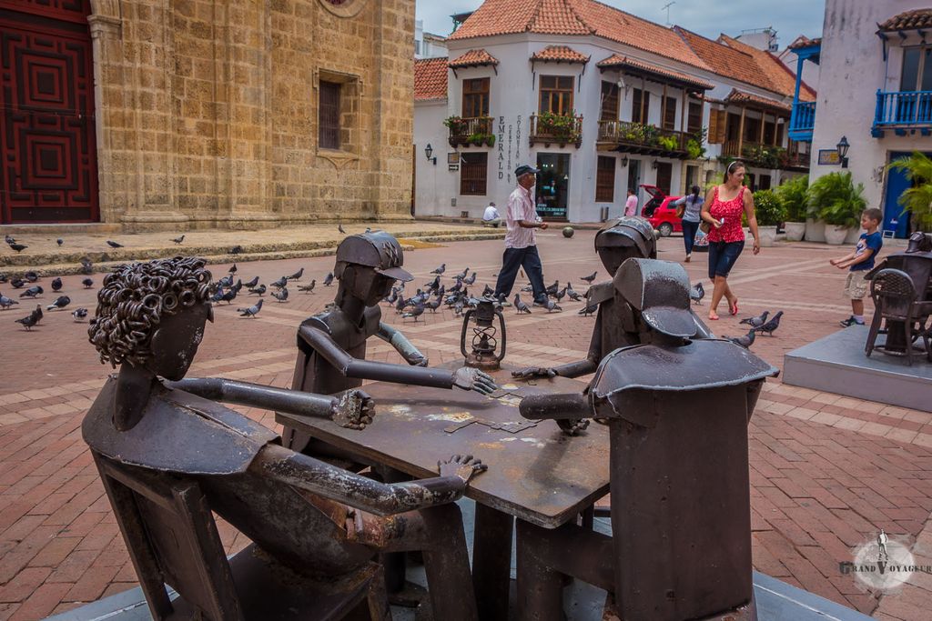 Devant l'église des joueurs de cartes métalliques. Devant l'église des joueurs de cartes métalliques.