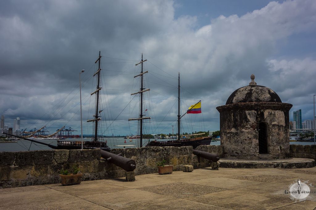 Un Galion prend la pose devant les murs enserrant la vieille ville. Un Galion prend la pose devant les murs enserrant la vieille ville.