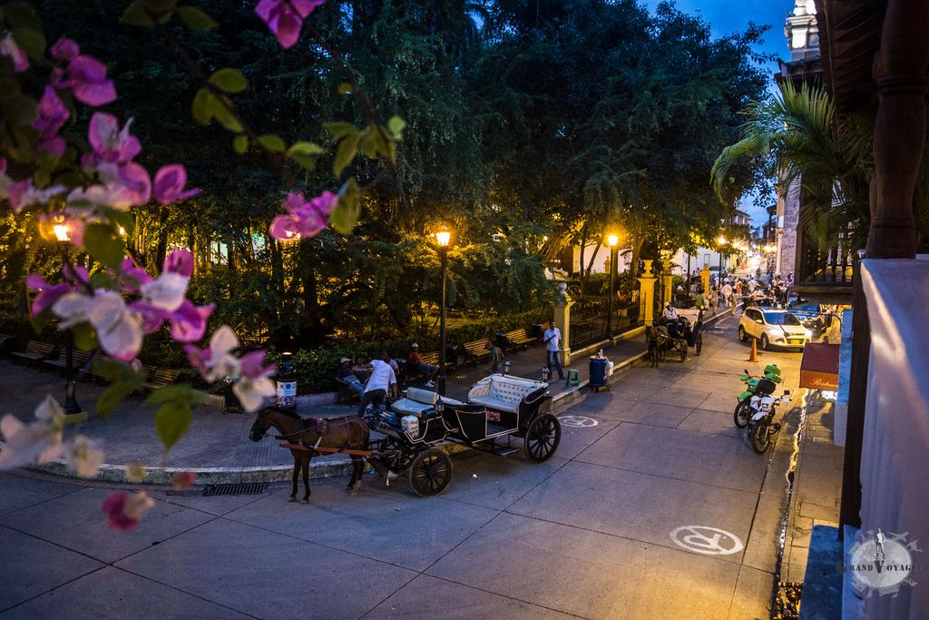 Le soir, la ville se parent de ses attributs romantiques pour séduire le touriste. Le soir, la ville se parent de ses attributs romantiques pour séduire le touriste.