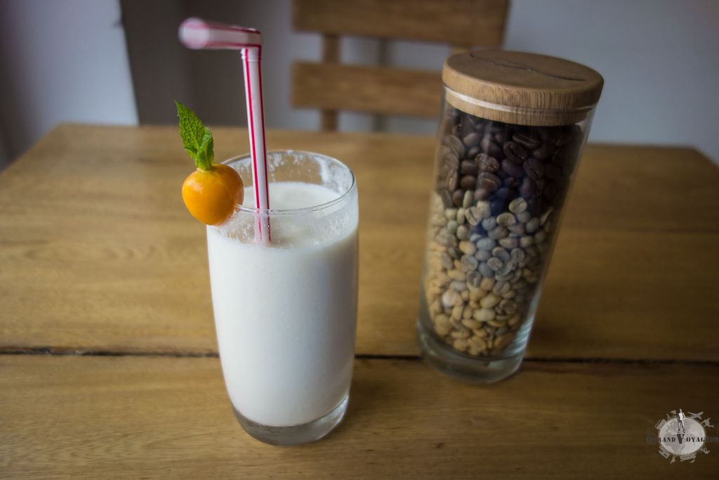 Smoothie de Lulo, un fruit tropical légèrement acide. Délicieux. A côté, des grains de café à différents stades de torréfaction. Smoothie de Lulo, un fruit tropical légèrement acide. Délicieux. A côté, des grains de café à différents stades de torréfaction.