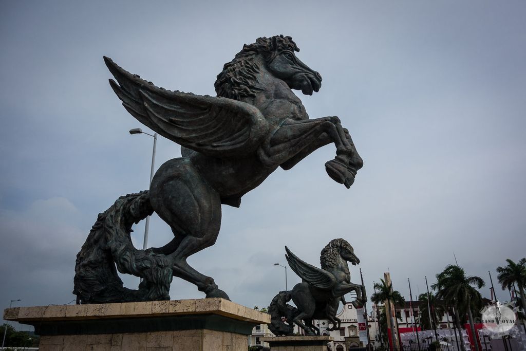Des pégases gardent le port. Des pégases gardent le port.