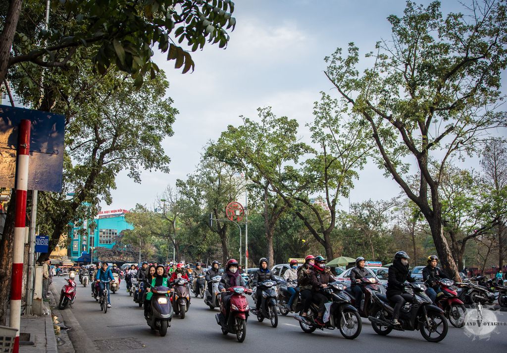 Impossible de traverser cette rue sans se rassembler à plusieurs piétons. Impossible de traverser cette rue sans se rassembler à plusieurs piétons.