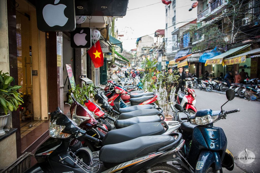 Scooters, magasin Apple et drapeaux communistes... c'est le Vietnam ! Scooters, magasin Apple et drapeaux communistes... c'est le Vietnam !