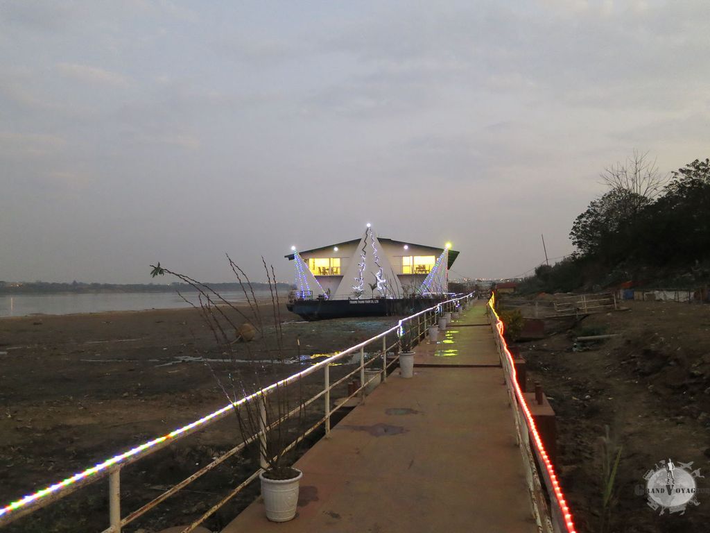 Arrivée après moult péripéties, nous voilà sur les bord du Mekong à la nuit tombée... finalement pas grand chose à voir :) Arrivée après moult péripéties, nous voilà sur les bord du Mekong à la nuit tombée... finalement pas grand chose à voir :)