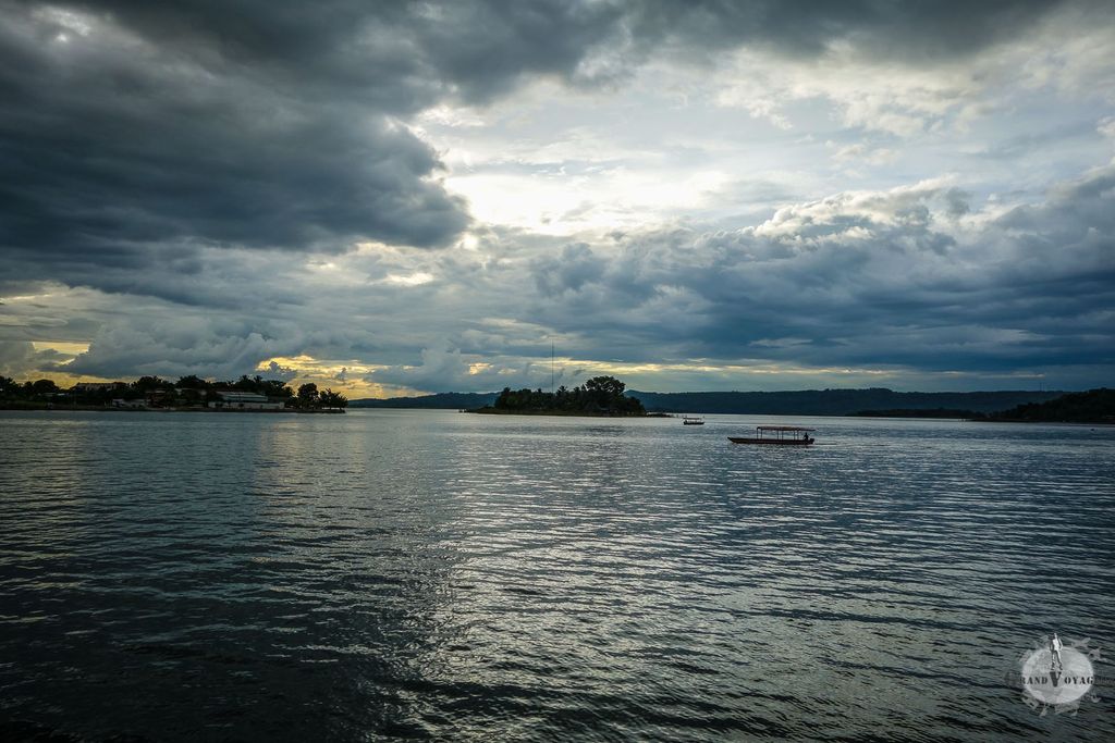 Coucher de soleil (oui, regardez bien, là, derrière les nuages) Coucher de soleil (oui, regardez bien, là, derrière les nuages)