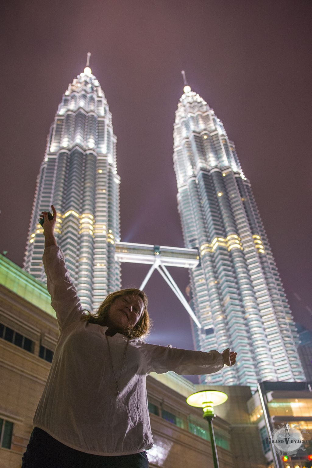 J. au pied des tours Petronas. J. au pied des tours Petronas.