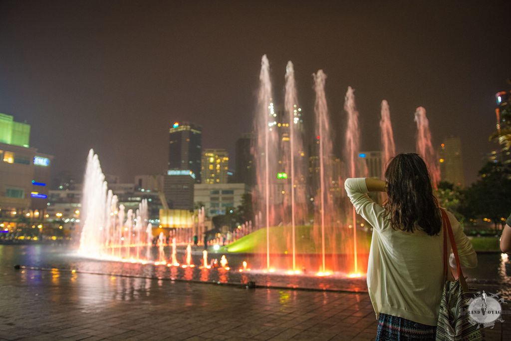 Le soir, à chaque heure, un show son et lumière attire les touristes et badauds. Le soir, à chaque heure, un show son et lumière attire les touristes et badauds.