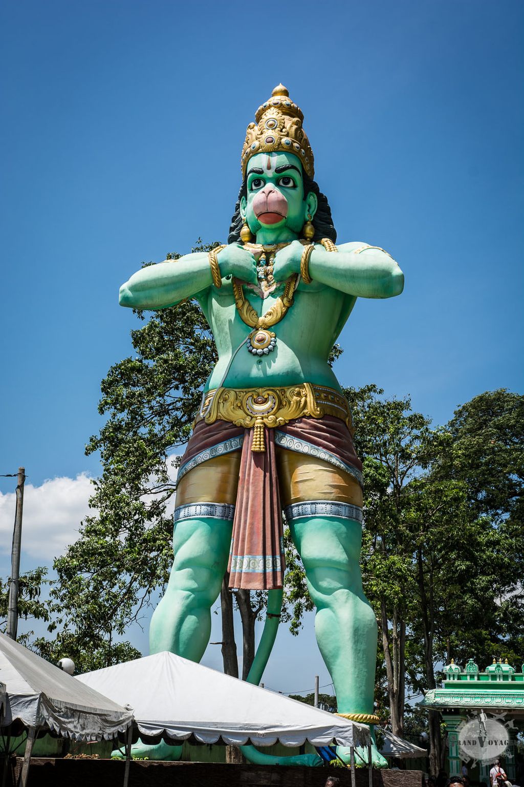 A l'arrivée, nous sommes accueilli par le Dieu Hindou Hanumân (हनुमान् en sanskrit, அனுமன் en tamoul), le dieu-singe, patron des lutteurs, dieu de la sagesse. A l'arrivée, nous sommes accueilli par le Dieu Hindou Hanumân (हनुमान् en sanskrit, அனுமன் en tamoul), le dieu-singe, patron des lutteurs, dieu de la sagesse.