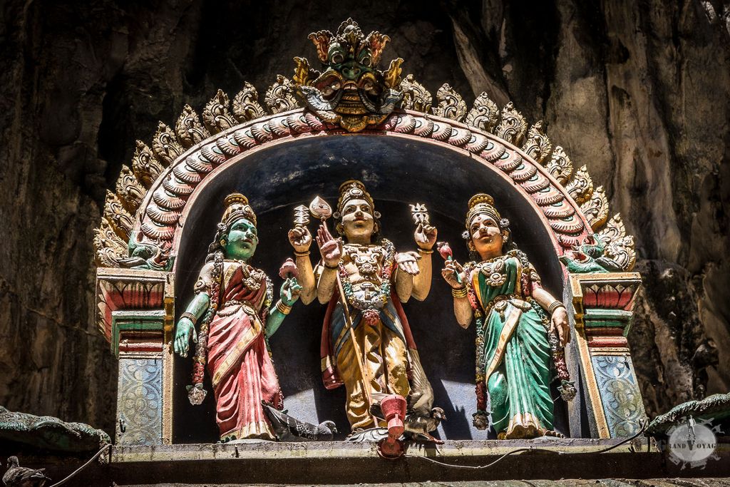 Dans l'aven, les déités hindoues gardent les lieux. Dans l'aven, les déités hindoues gardent les lieux.