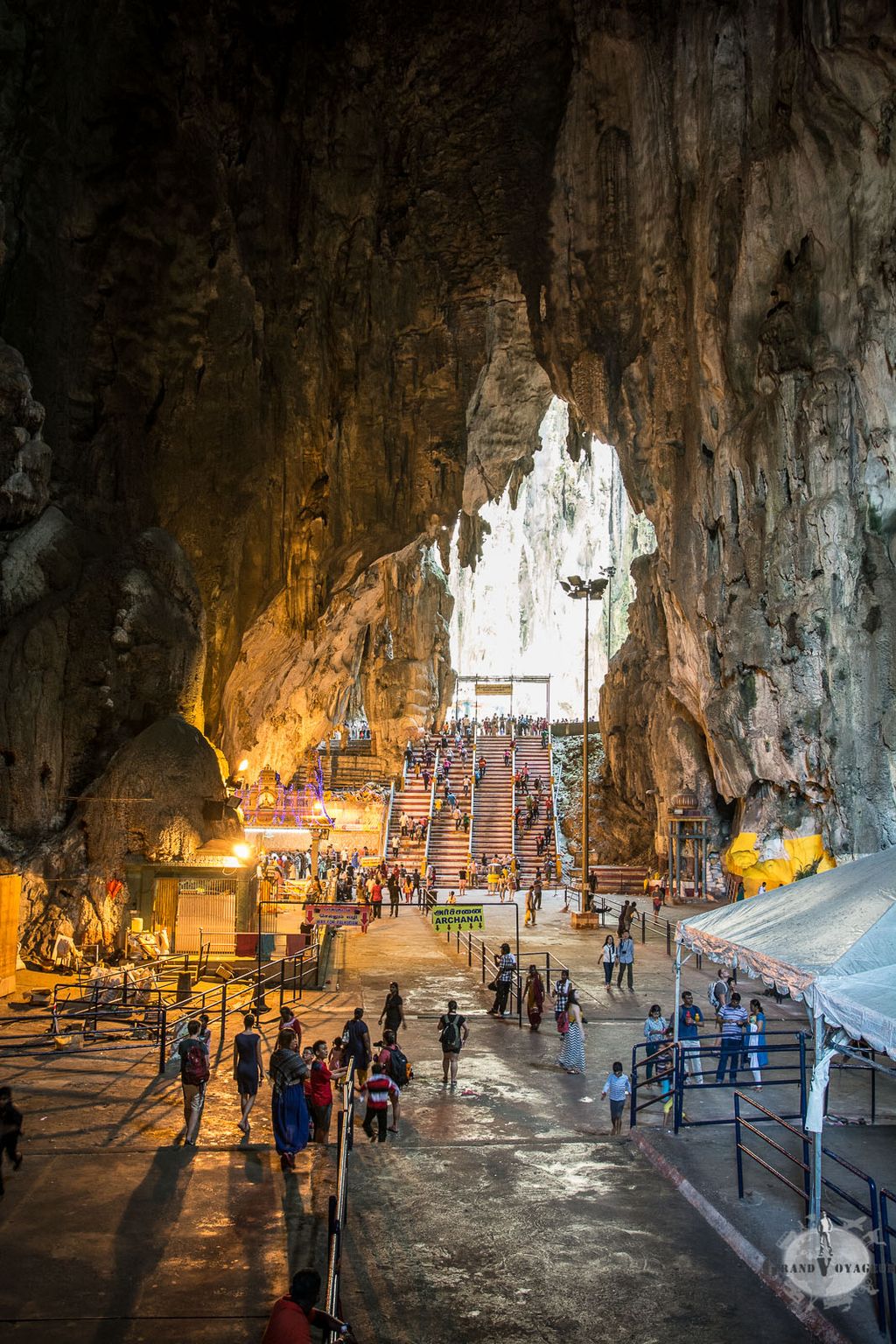 A l'intérieur des grottes de Batu, le plafond culmine à 100 m de haut au dessus de nos têtes. A l'intérieur des grottes de Batu, le plafond culmine à 100 m de haut au dessus de nos têtes.