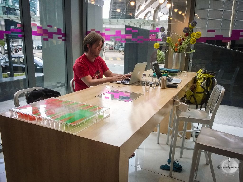 Sylvain en mode studieux au Aloft Sentral KL. Sylvain en mode studieux au Aloft Sentral KL.
