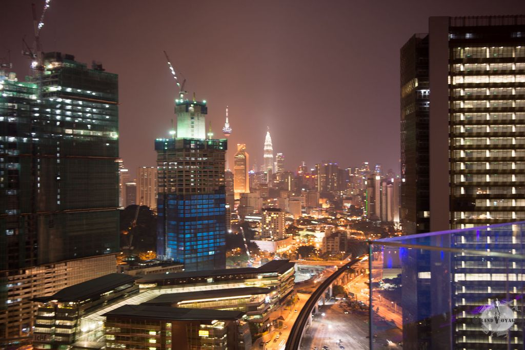 Vue depuis la piscine sur le toit du Aloft. On distingue les Petronas au fond. Vue depuis la piscine sur le toit du Aloft. On distingue les Petronas au fond.