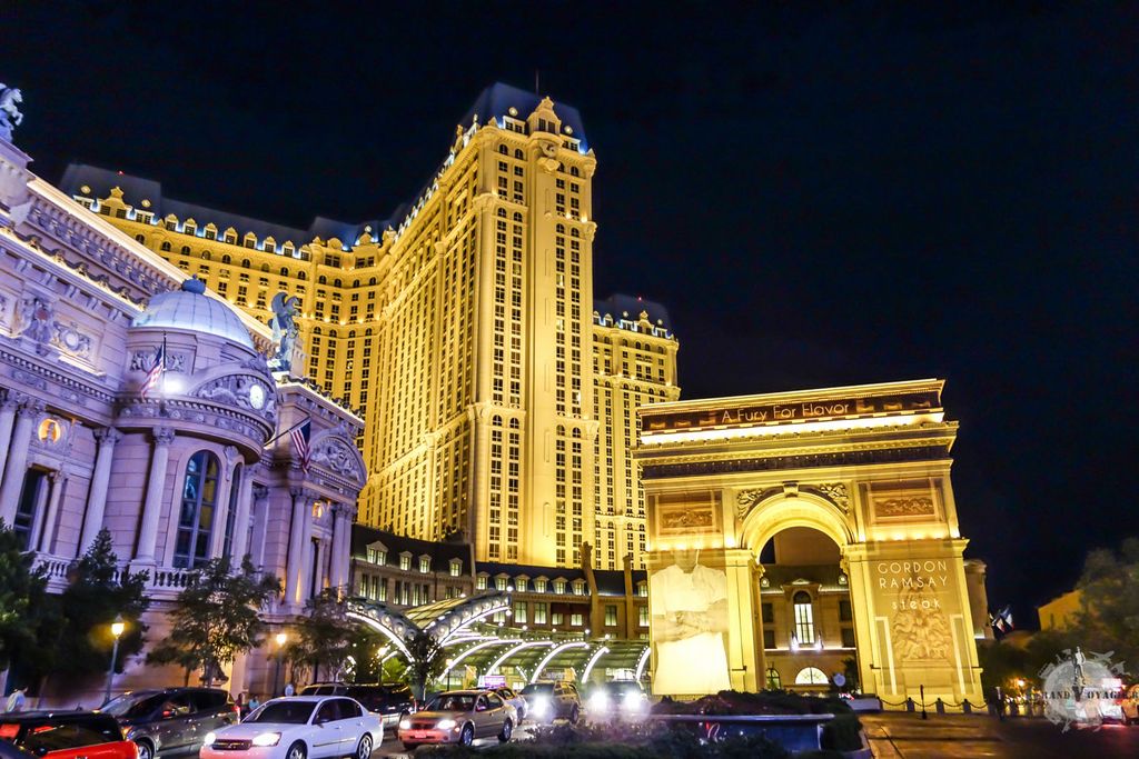 L'Arc de Triomphe est là lui aussi L'Arc de Triomphe est là lui aussi