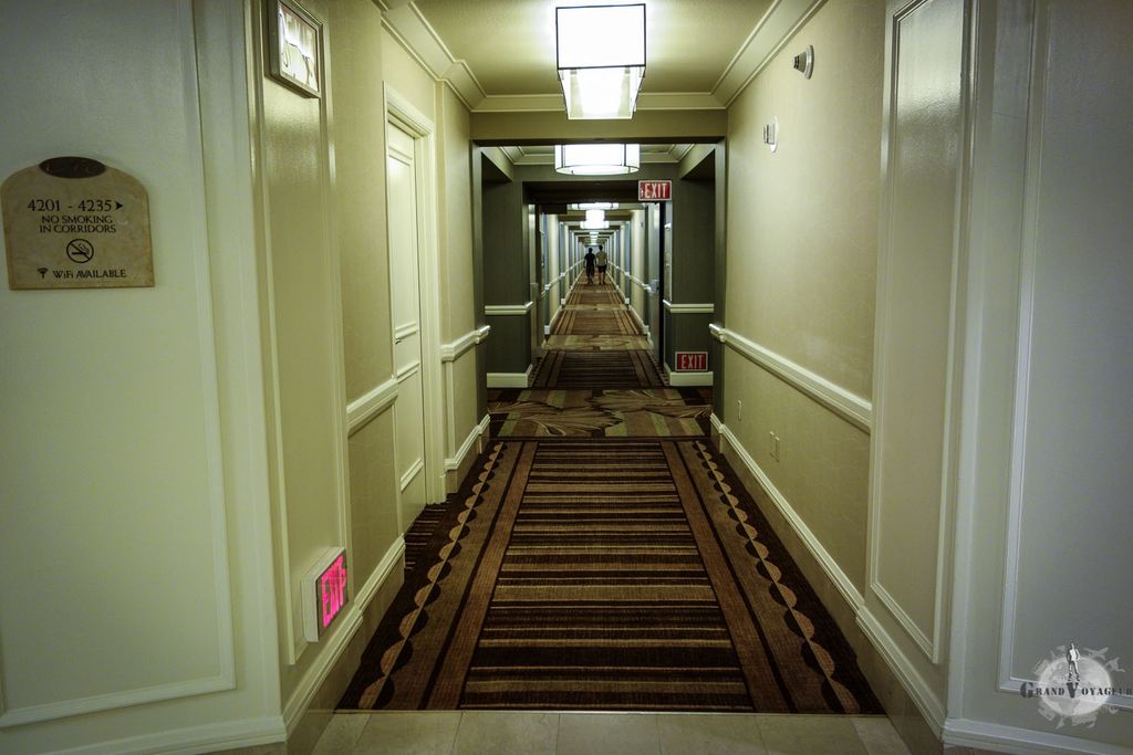 A l'intérieur, les couloirs sont interminables. A l'intérieur, les couloirs sont interminables.