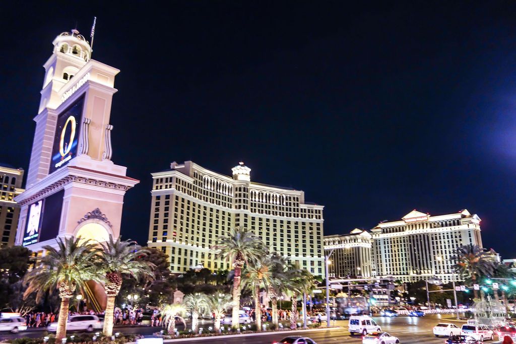 Le Bellagio, un des plus célèbres hôtels de Las Vegas. Sur la droite, le Caesars Palace et sa déco style antiquité romaine. Le Bellagio, un des plus célèbres hôtels de Las Vegas. Sur la droite, le Caesars Palace et sa déco style antiquité romaine.