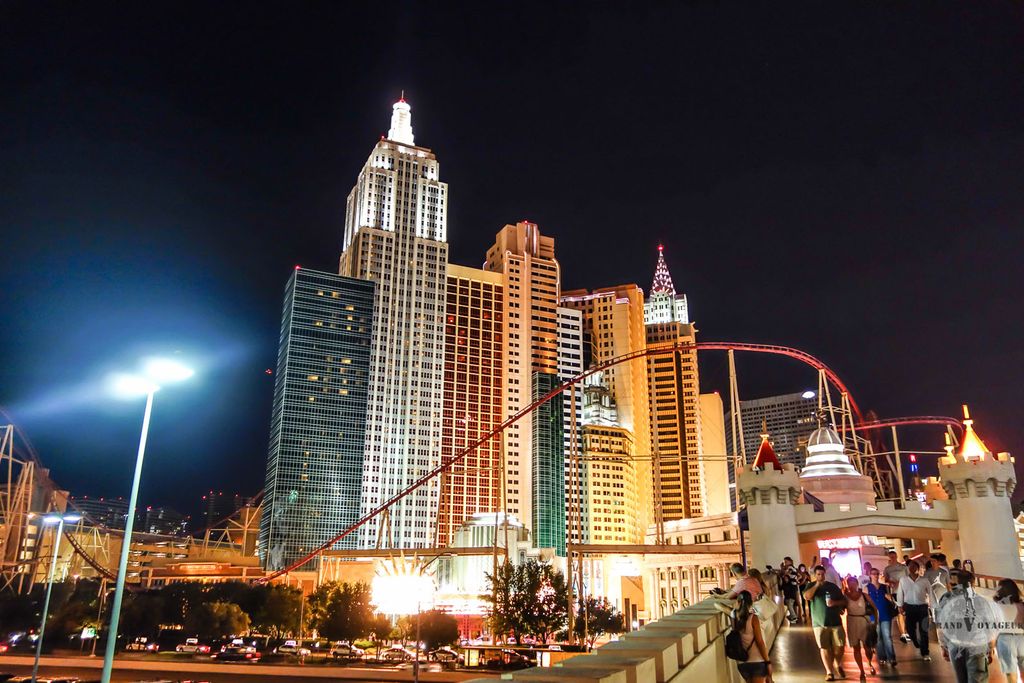 New York New York avec son hôtel en forme de gratte-ciel de Manhattan (l'Empire State Building est le plus haut)... et sa montagne russe géante faisant le tour ! New York New York avec son hôtel en forme de gratte-ciel de Manhattan (l'Empire State Building est le plus haut)... et sa montagne russe géante faisant le tour !