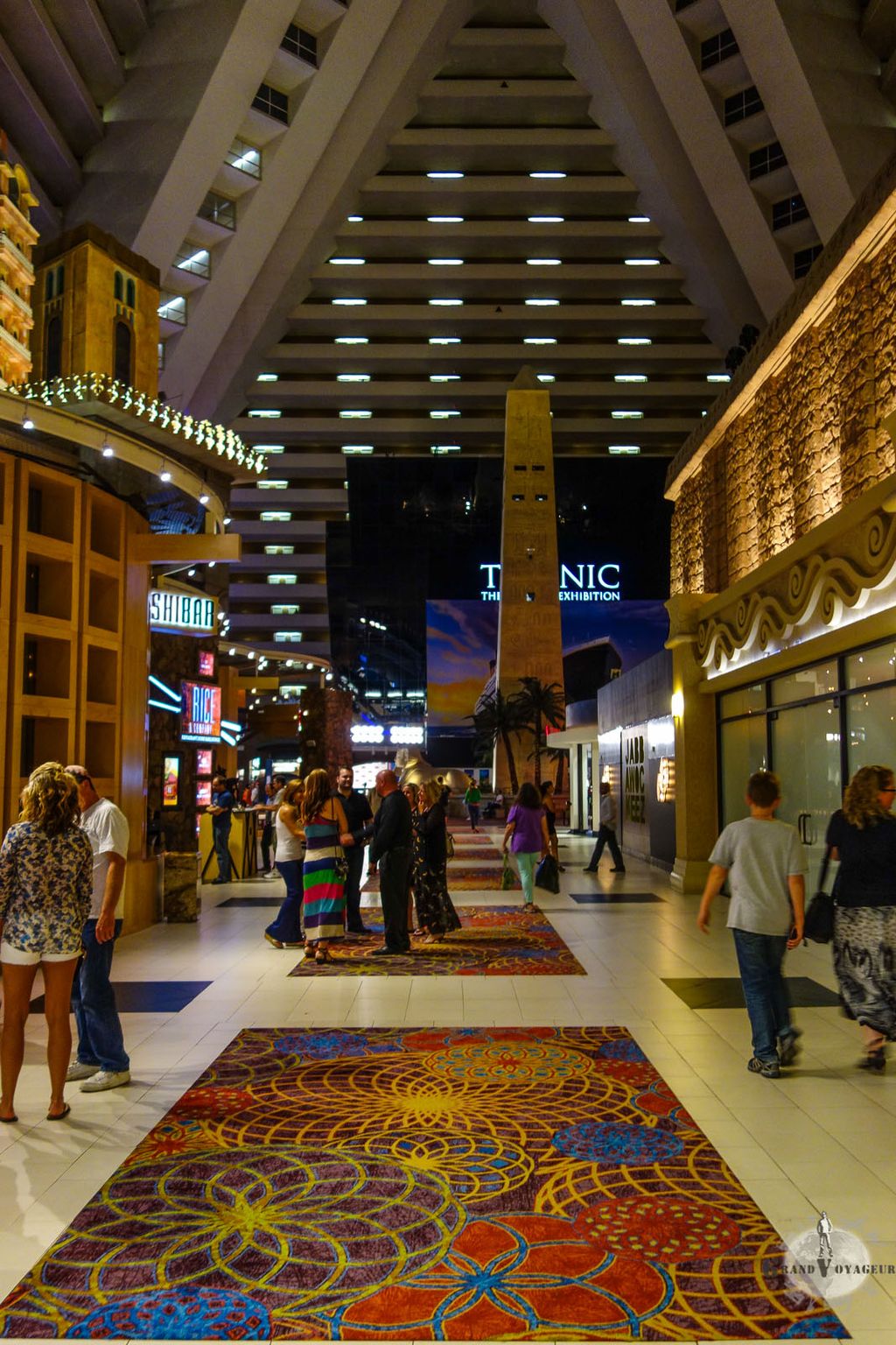 Sous la pyramide du Luxor. La pyramide est en fait l'hôtel ! Chaque étage comprend les chambres de l'hôtel. Sous la pyramide du Luxor. La pyramide est en fait l'hôtel ! Chaque étage comprend les chambres de l'hôtel.