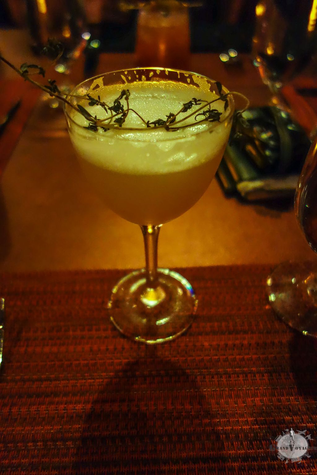 Voilà donc ce que j'ai commandé. Notez la branche de thym au milieu. Bon, c'est pas le meilleur cocktail que j'ai goûté... Voilà donc ce que j'ai commandé. Notez la branche de thym au milieu. Bon, c'est pas le meilleur cocktail que j'ai goûté...