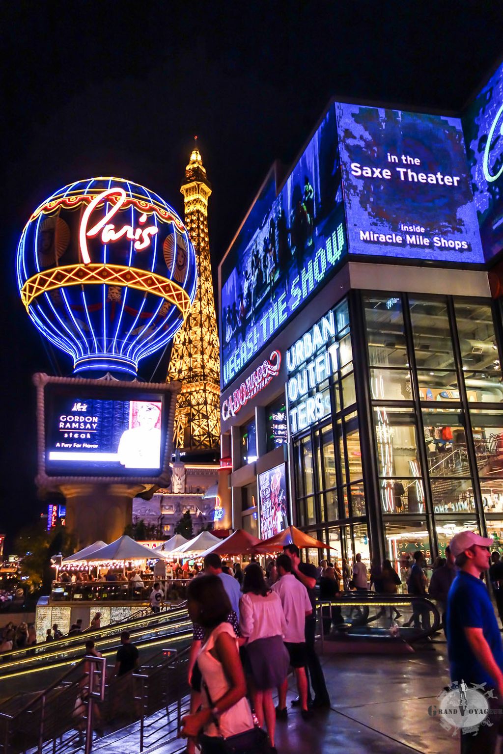 L'hôtel Paris, avec sa reproduction de la Tour Eiffel L'hôtel Paris, avec sa reproduction de la Tour Eiffel