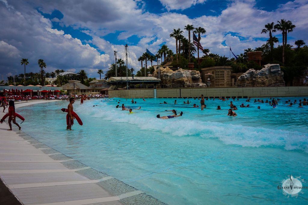 La piscine à vagues du Mandalay. Derrière moi se trouvent une autre piscine, les jacuzzis et une piscine avec courant (malheureusement réservée aux enfants 😊) La piscine à vagues du Mandalay. Derrière moi se trouvent une autre piscine, les jacuzzis et une piscine avec courant (malheureusement réservée aux enfants 😊)