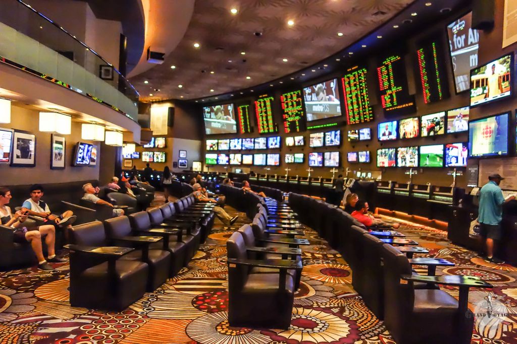 La salle des paris sportifs du MGM. On peut parier sur n'importe quel sport, n'importe quelle league... tout est diffusé sur les écrans. La salle des paris sportifs du MGM. On peut parier sur n'importe quel sport, n'importe quelle league... tout est diffusé sur les écrans.
