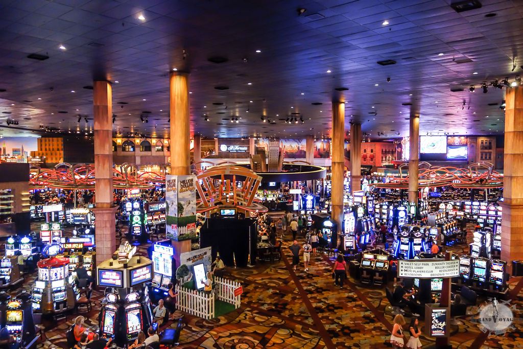 Le casino de l'Excalibur. Plutôt désert. Aucun des casinos de Vegas n'a de fenêtre afin de ne pas voir passer le temps. Le casino de l'Excalibur. Plutôt désert. Aucun des casinos de Vegas n'a de fenêtre afin de ne pas voir passer le temps.