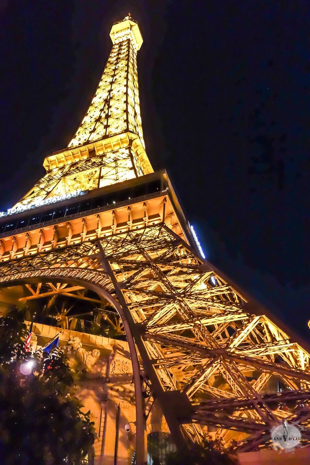 La reproduction de la Tour n'est pas grandeur nature... mais elle n'en reste pas moins impressionnante. La reproduction de la Tour n'est pas grandeur nature... mais elle n'en reste pas moins impressionnante.