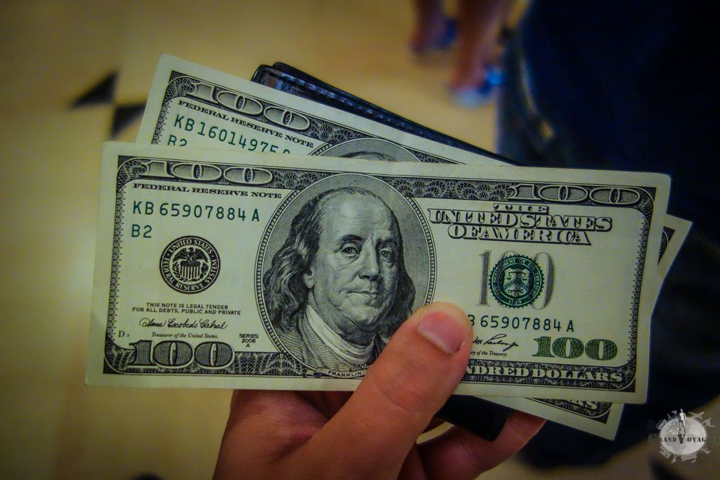 Un distributeur qui ne donne que des billets de $100 ? C'est malin, moi qui voulais juste un expresso... Il se trouve que la caissière a accepté mon billet de 100 en échange de l'expresso sans rien dire ! Un distributeur qui ne donne que des billets de $100 ? C'est malin, moi qui voulais juste un expresso... Il se trouve que la caissière a accepté mon billet de 100 en échange de l'expresso sans rien dire !