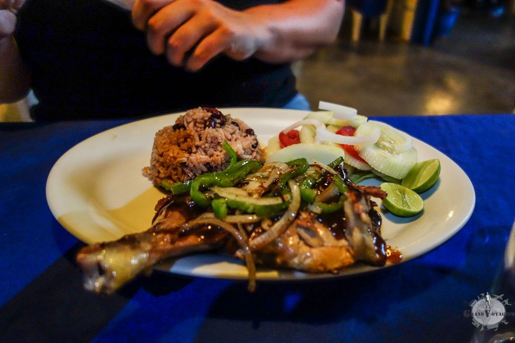 Poulet rôti avec son dôme de riz et haricots rouges accompagné de sa farandole de légumes. Poulet rôti avec son dôme de riz et haricots rouges accompagné de sa farandole de légumes.