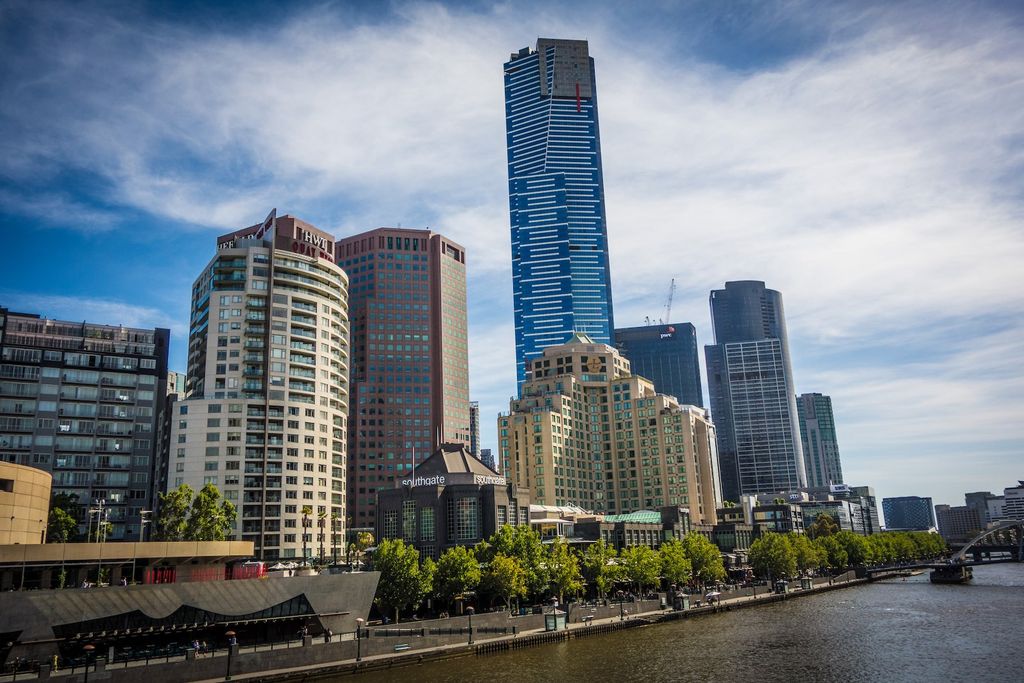La ville est coupée en deux par la rivière Yarra dont les quais sont de très agréables lieux de promenade. La ville est coupée en deux par la rivière Yarra dont les quais sont de très agréables lieux de promenade.