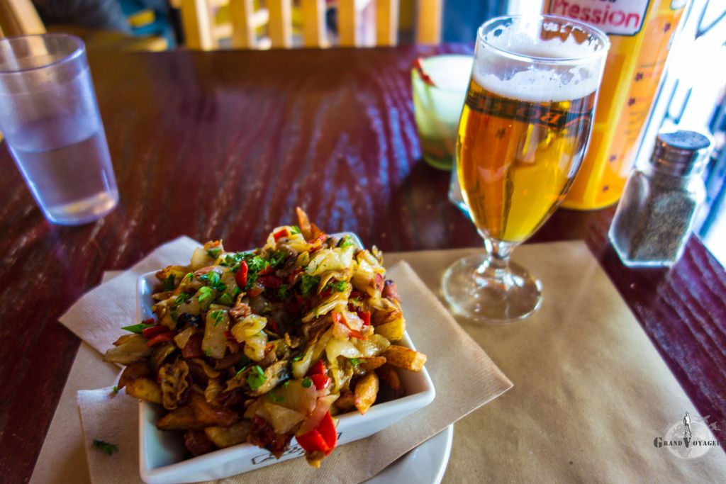 La poutine Frite Alors. Petit Format. Assez pour tenir 24 heures sans manger sous les 28° C de Montréal. La poutine Frite Alors. Petit Format. Assez pour tenir 24 heures sans manger sous les 28° C de Montréal.