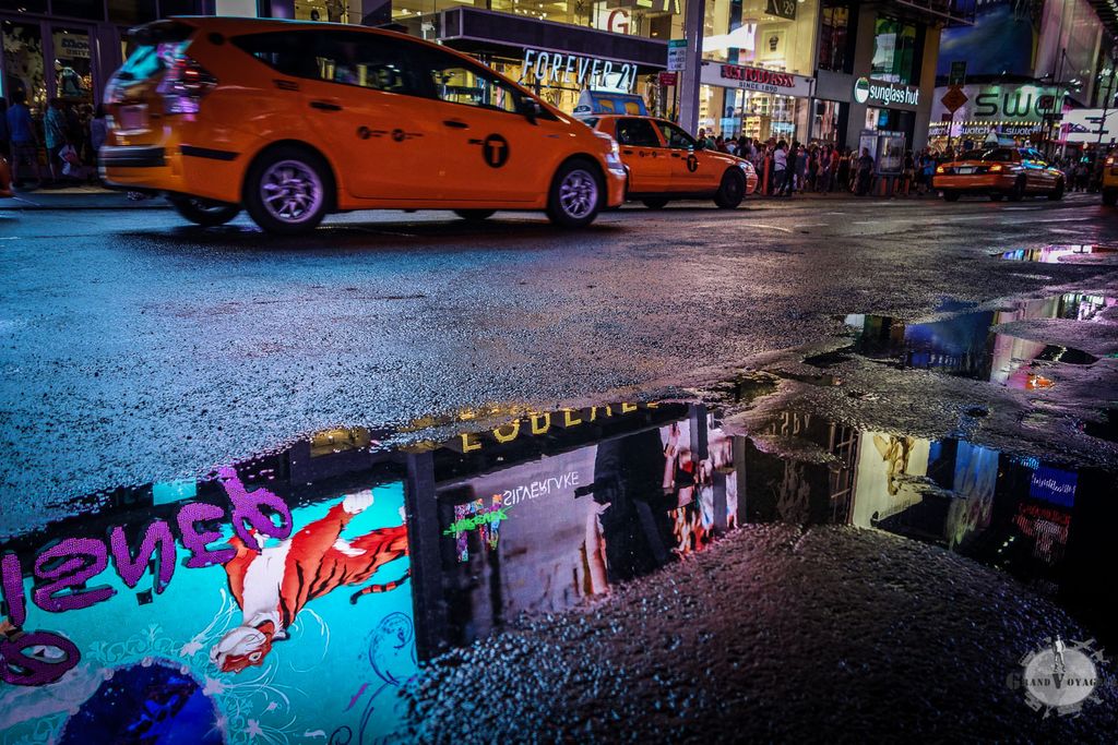 Même la pluie aide à diffuser de la pub. Ils sont forts ces américains. Même la pluie aide à diffuser de la pub. Ils sont forts ces américains.